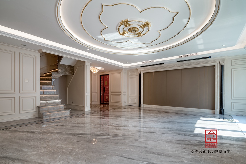 玫瑰灣躍層裝修現場主材安裝